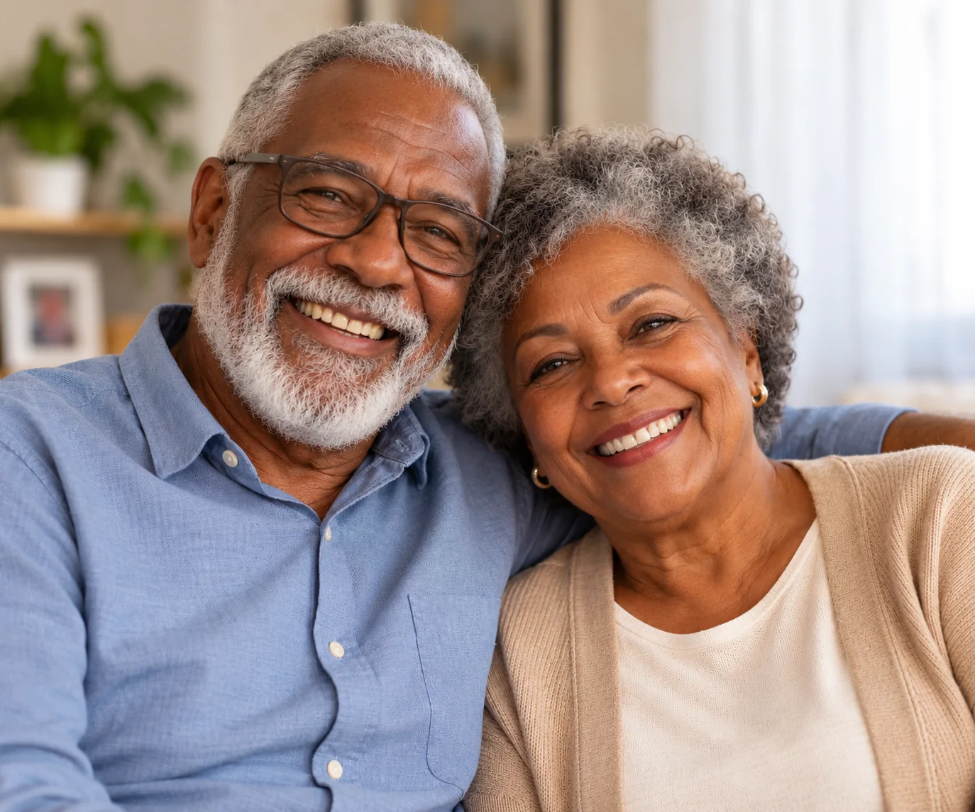 Casal de idosos sorrindo em casa, representando o público previdenciário
